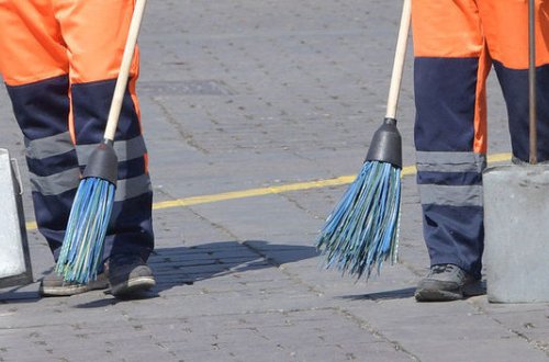 Süpürgəçilər kütləvi dava saldılar: 10 nəfər tutuldu – VİDEO