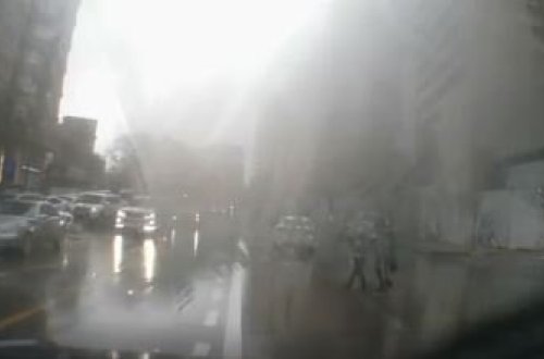 Bakıda azyaşlı uşaqdan maraqlı addım - polis paltarı geyinib... - VİDEO