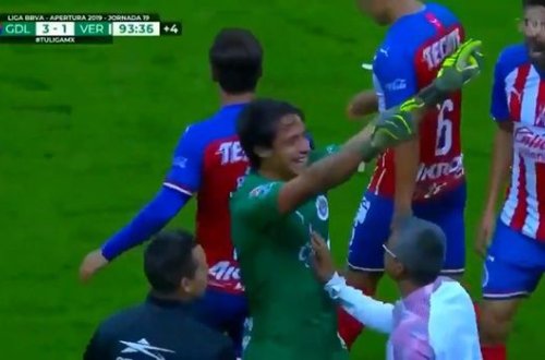 Qapıçı öz cərimə meydançasından qol vurdu - VİDEO