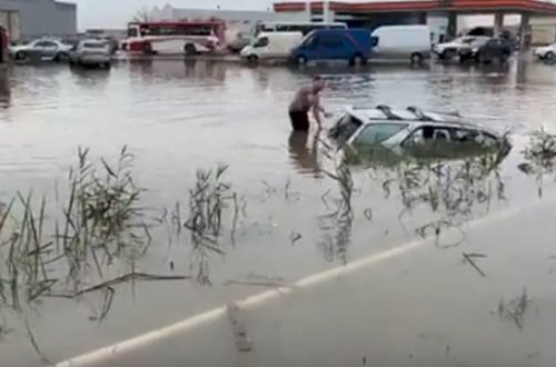 “Sədərək” bazarını sel basdı, avtomobillər su altında qaldı - Video