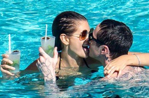 18 yaşlı model sevgilisi ilə dodaq-dodağa - FOTO