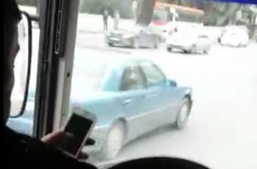 Sükan arxasında telefonla oynayan avtobus sürücüsü - VİDEO