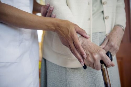 Yaşlı qadın evinin hamamında 8 gün yeməksiz qaldı