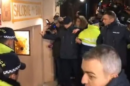 Nümayişçilər Gürcüstan рrezidentini restoranların birində mühasirədə saxladılar – VİDEO