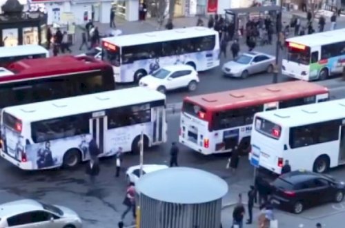 BDU-nun 78 yaşlı müəllimi avtobusdan yıxıldı - Ağır xəsarət alıb - Foto