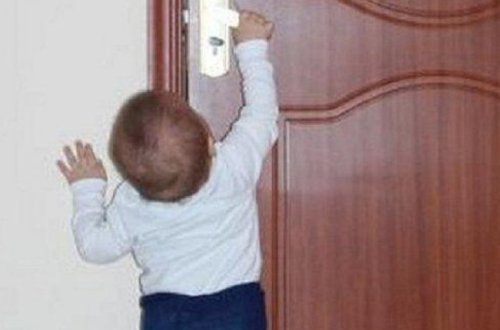 В Баку спасатели вызволили детей, оставшихся за закрытой дверью