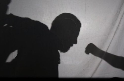 В Масазыре молодой девушке сломали нос и избили ее отца