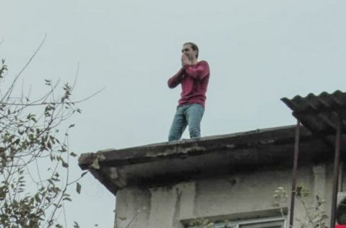 В столице спасли мужчину, пытавшегося броситься с крыши здания