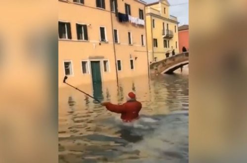 Selfi çəkən turist suya qərq oldu - VİDEO