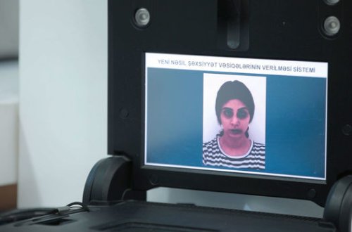 Vəsiqə üçün gəldilər, öz fotoları əvəzinə döyülən qadın şəkli gördülər - VİDEO