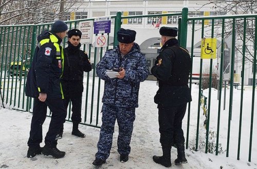 Sevgisinə qarşılıq tapmayan şagird sinif yoldaşlarını silahla hədələdi