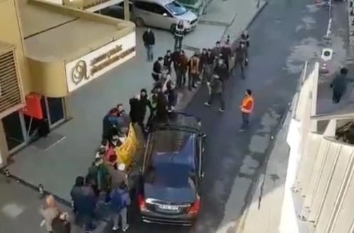 Müdir avtomobili etiraz edən işçilərin üstünə sürdü - VİDEO