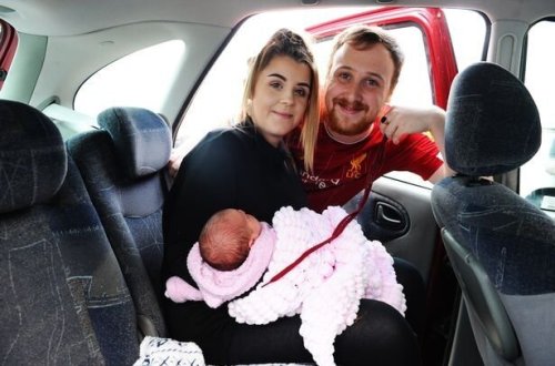 Tıxacda doğulmuş qızını ayaqqabı bağıyla XİLAS ETDİ - FOTO-VİDEO