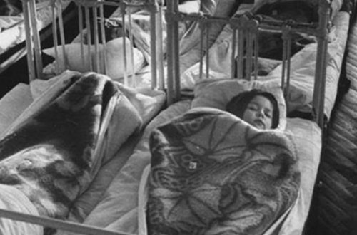 Gəncədə Körpələr evində uşaqlar bir-birinə bağlanılıb? - VİDEO