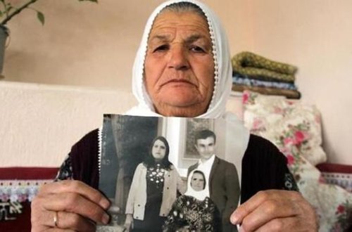 Əkizini 35 il sonra morqda tapdı - FOTO