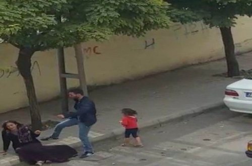 Ananı küçədə azyaşlı qızının gözü önündə vəhşicəsinə döydülər - VİDEO