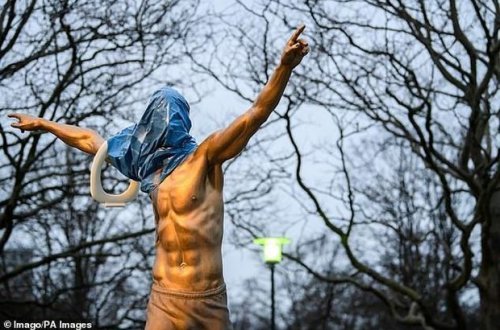 Болельщики поглумились над статуей Ибрагимовича - ФОТО/ВИДЕО