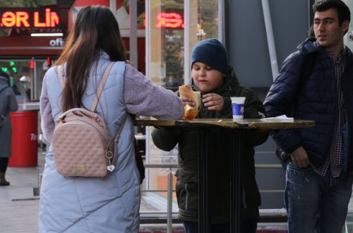 Tələbələrin həyatına təhlükə olan ən zərərli qidalar - VİDEO