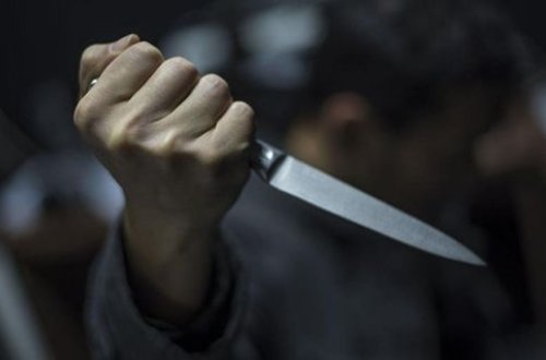 В Баку возле кафе зарезали молодую женщину