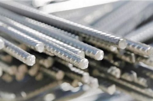 В Баку мужчину насмерть придавило арматурой