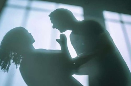 Başqa kişi ilə yazışan arvadını soyundurub bu hala saldı +18 FOTOLAR