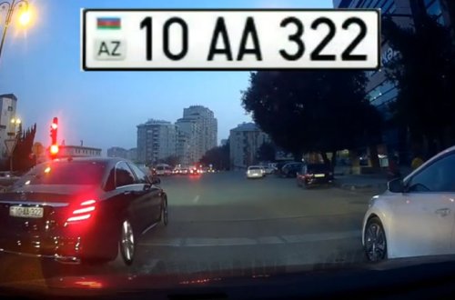 AA seriyalı avtomobil sürücüsü işıqforun qırmızı işığında keçdi (VİDEO)