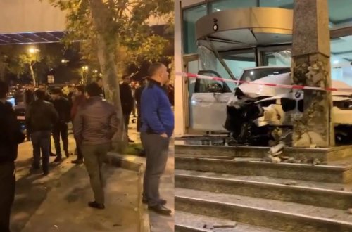 Bakıda BMW yüksək sürətlə qəzaya düşüb məşhur otelə çırpıldı - VİDEO