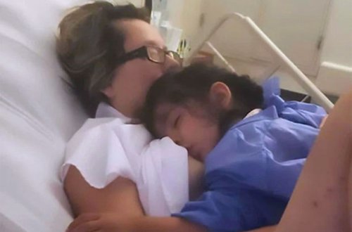 Мать, находящаяся в коме, услышала крик дочери и прижала ее к груди