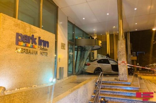 Жуткое ДТП: в Баку BMW врезался в известную гостиницу - ФОТО - ВИДЕО