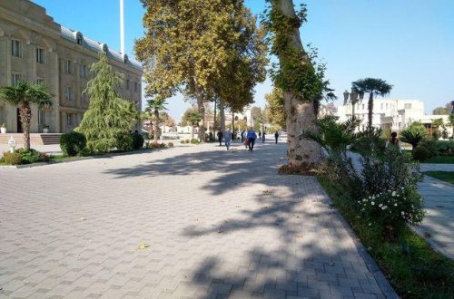 İcra Hakimiyyəti binalarının qarşısındakı yollar niyə bağlıdır? - “Yolu “dədəmdən” gətirmişəm”