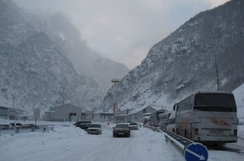 Rusiyanı Cənubi Qafqazla birləşdirən Hərbi-Gürcüstan yolu bağlanıb