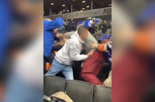 Xokkey oyunu zamanı əlbəyaxa dava düşdü - VİDEO