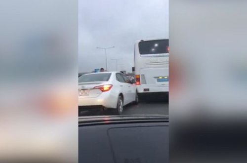 На трассе Баку-Сумгайыт столкнулись автомобиль и автобус - ВИДЕО