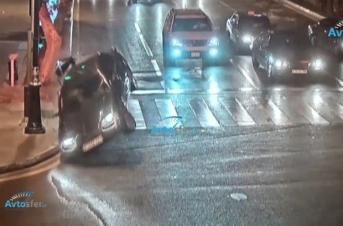 Bakıda tələsən sürücü maşını belə aşırdı - VİDEO