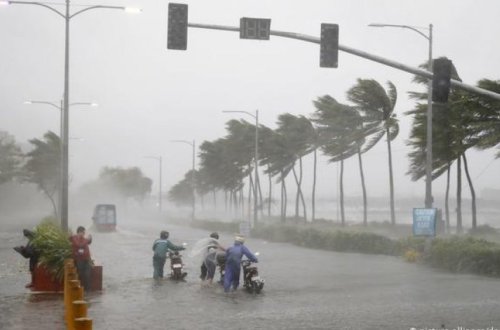 Жертвами тайфуна на Филиппинах стали 17 человек