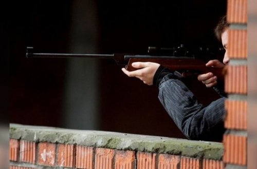 Rusiyada kişi yoldan keçənləri və polisləri güllələdi: Ölən var