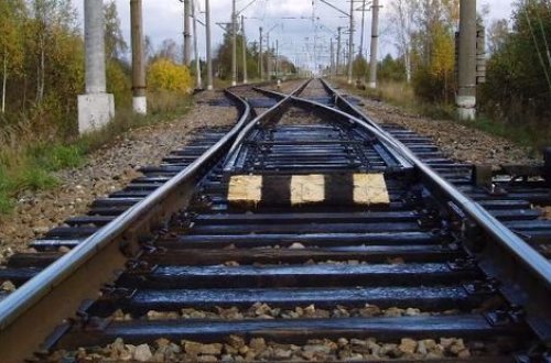 Пострадавший в результате столкновения поезда и автомобиля в Саатлы скончался - ОБНОВЛЕНО