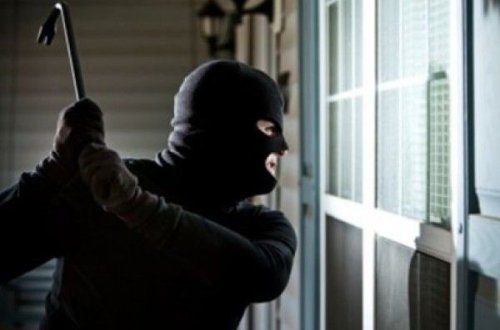 В Шабране люди в масках проникли в дом и угрожали хозяйке ножом