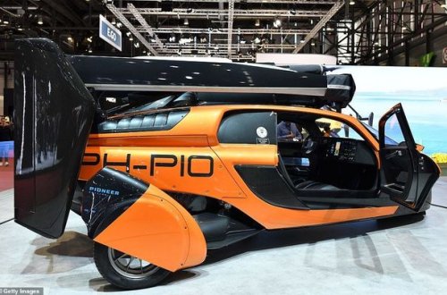 Dünyanın ilk uçan maşını satışa çıxarıldı - VİDEO