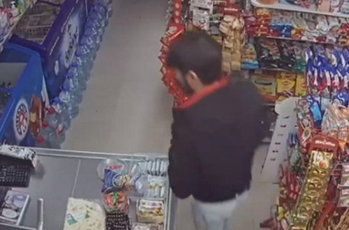 Kassirin başını qatıb pulu apardılar - VİDEO
