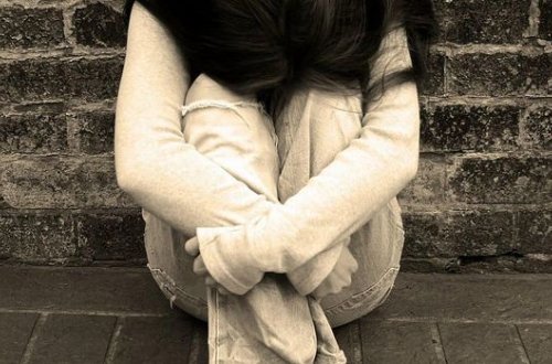 Yeddi yaşından başlayaraq dörd il ərzində doğma qardaşı tərəfindən zorlandı - VİDEO