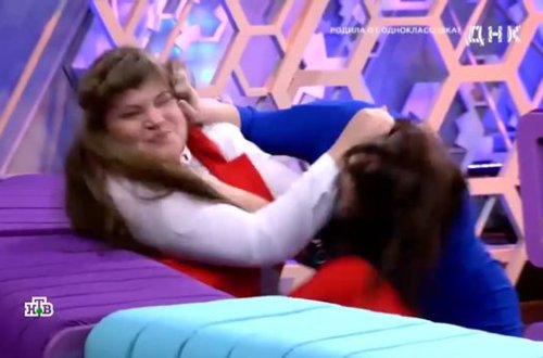 Rusiya telekanalında görünməmiş qalmaqal: Tərəflər əlbəyaxa davaya çıxdılar - VİDEO