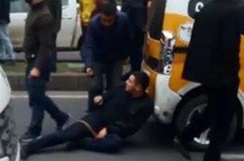 Sürücü ona yol verməyən taksi sürücüsünü güllələdi - VİDEO