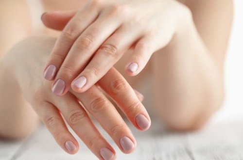 В бакинской школе учительница делает на уроке маникюр? - ФОТО