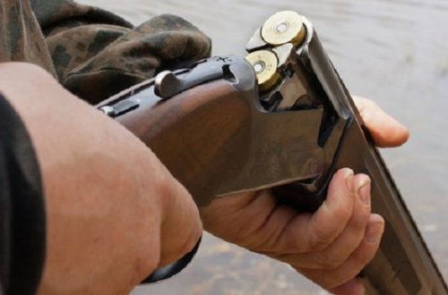 Atanın dovşana tuşladığı güllə oğlunu öldürdü - FOTO