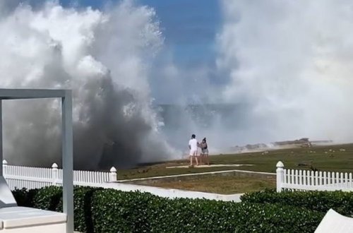 Мощная волна смыла фотографирующихся на берегу океана туристов - ВИДЕО