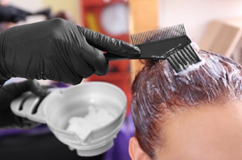 Окрашивание волос оказалось причиной возникновения рака