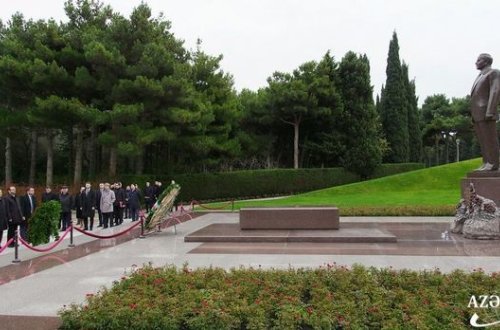 TRACECA Hökumətlərarası Komissiyasının nümayəndələri Heydər Əliyevin məzarını ziyarət ediblər