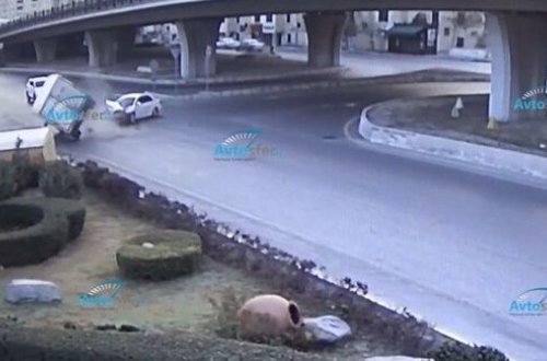 Тяжелое ДТП в Баку: грузовик перевернулся из-за KİA - ВИДЕО