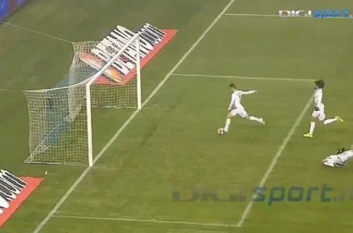 Выход голкипера из ворот дорого обошелся его команде - ВИДЕО